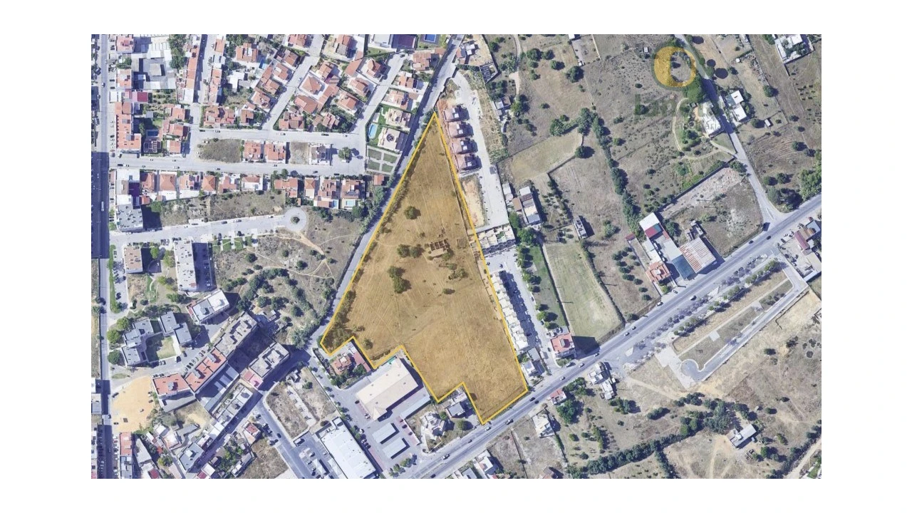 Terreno para Venda em Quelfes Foto 1