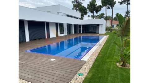 Moradia T4 para Venda em Charneca de Caparica e Sobreda