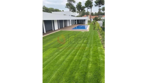 Moradia T4 para Venda em Charneca de Caparica e Sobreda