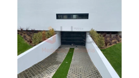 Moradia T4 para Venda em Charneca de Caparica e Sobreda
