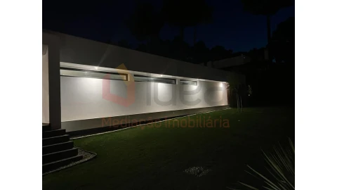 Moradia T4 para Venda em Charneca de Caparica e Sobreda