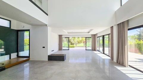 Moradia T5 para Venda em Quarteira