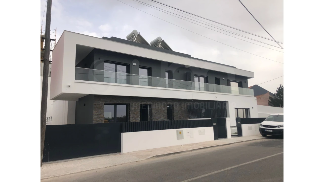 Moradia T4 para Venda em Casal de Cambra Foto 1