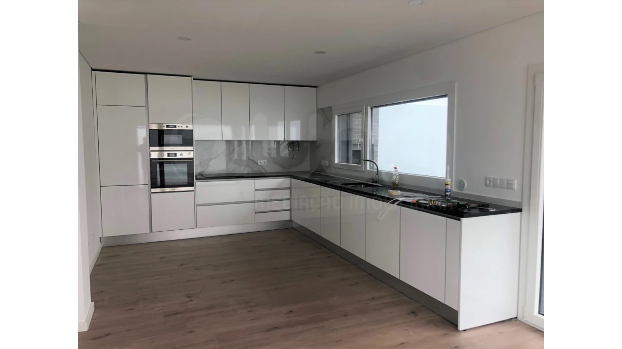 Moradia T4 para Venda em Casal de Cambra Foto 6