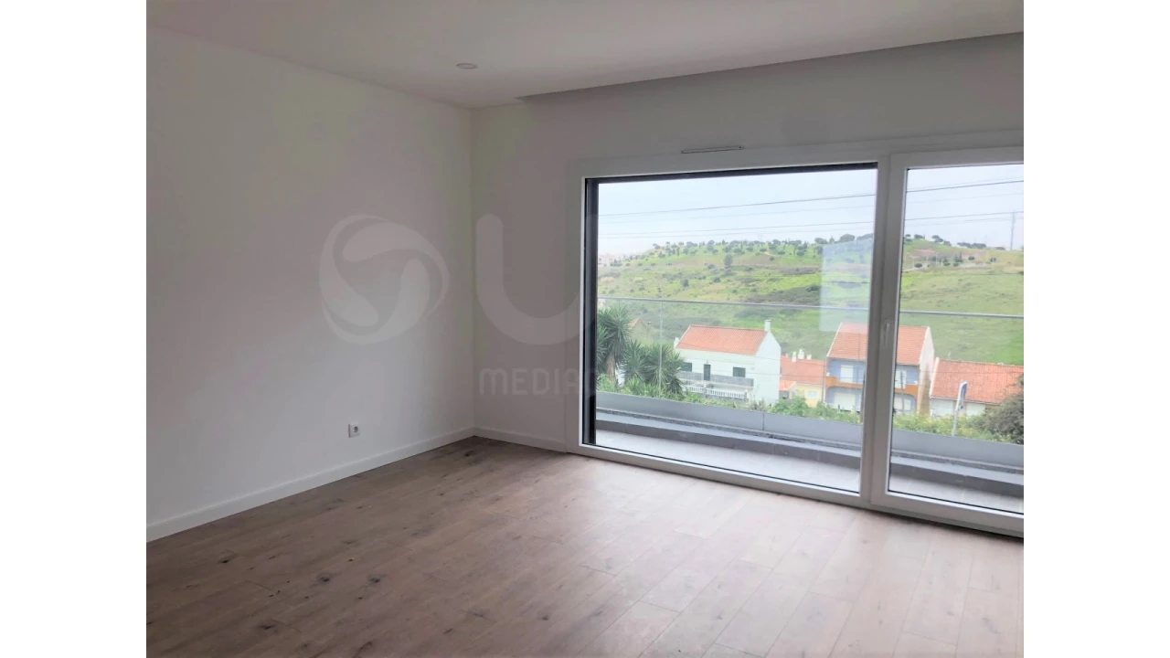 Moradia T4 para Venda em Casal de Cambra Foto 7