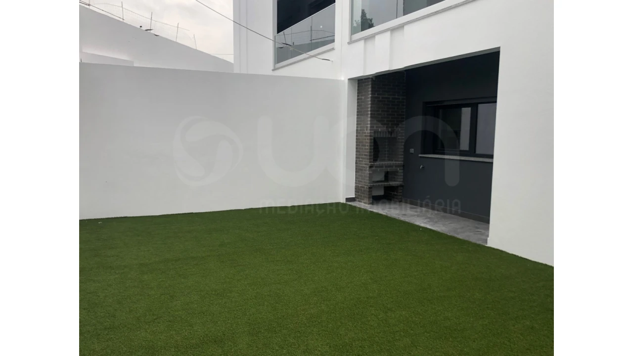 Moradia T4 para Venda em Casal de Cambra Foto 19