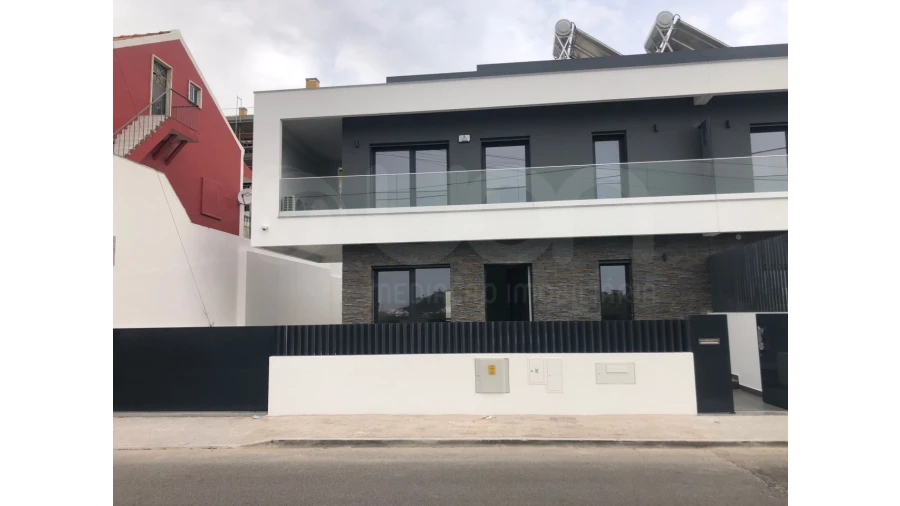 Moradia T4 para Venda em Casal de Cambra Foto 2