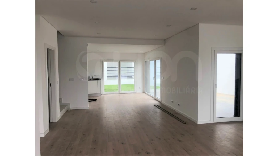 Moradia T4 para Venda em Casal de Cambra Foto 3