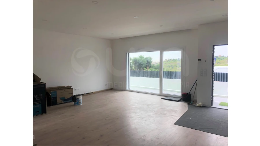 Moradia T4 para Venda em Casal de Cambra Foto 5