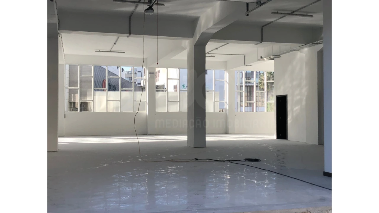 Armazém para Venda em Sacavém e Prior Velho Foto 5