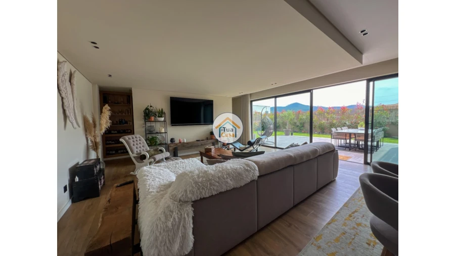 Moradia T3 para Venda em Agrela Foto 49