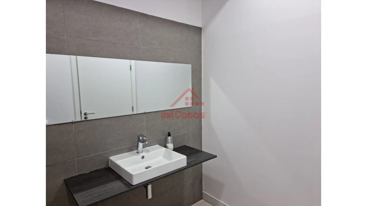 Loja para Arrendamento em Santa Maria, São Pedro e Matacães Foto 11