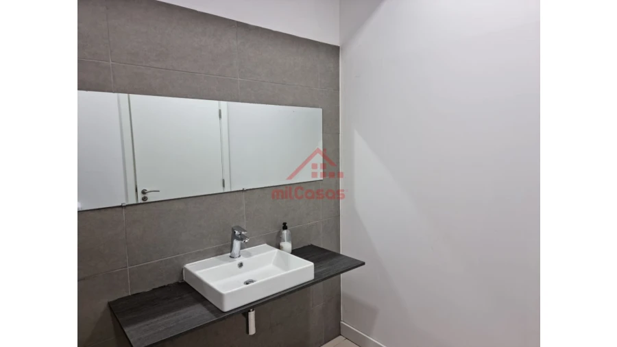 Loja para Arrendamento em Santa Maria, São Pedro e Matacães Foto 11