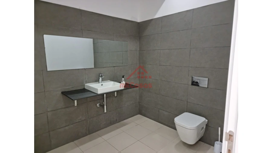 Loja para Arrendamento em Santa Maria, São Pedro e Matacães Foto 12