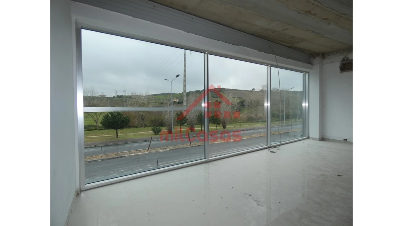 Loja para Arrendamento em Santa Maria, São Pedro e Matacães Foto 1