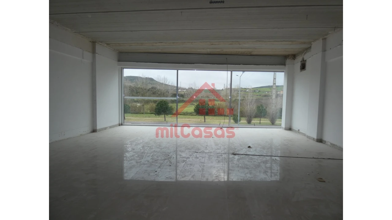 Loja para Arrendamento em Santa Maria, São Pedro e Matacães Foto 2