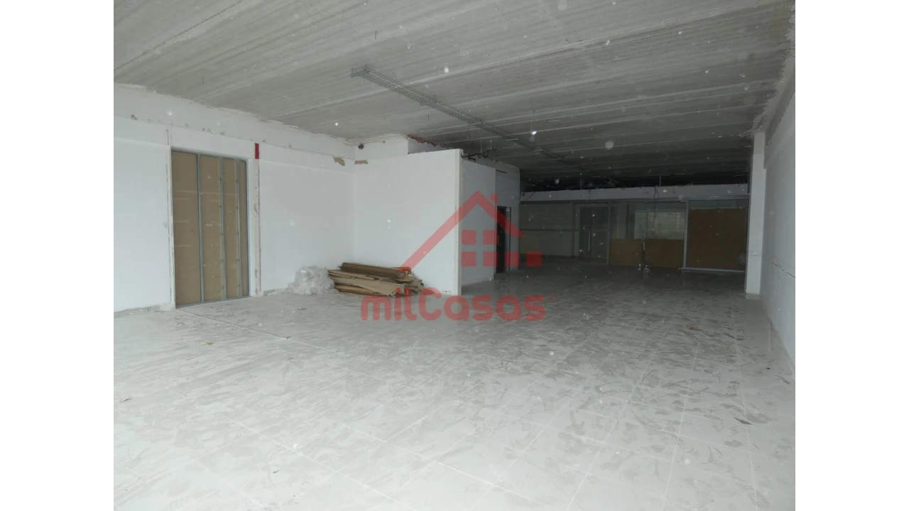 Loja para Arrendamento em Santa Maria, São Pedro e Matacães Foto 11