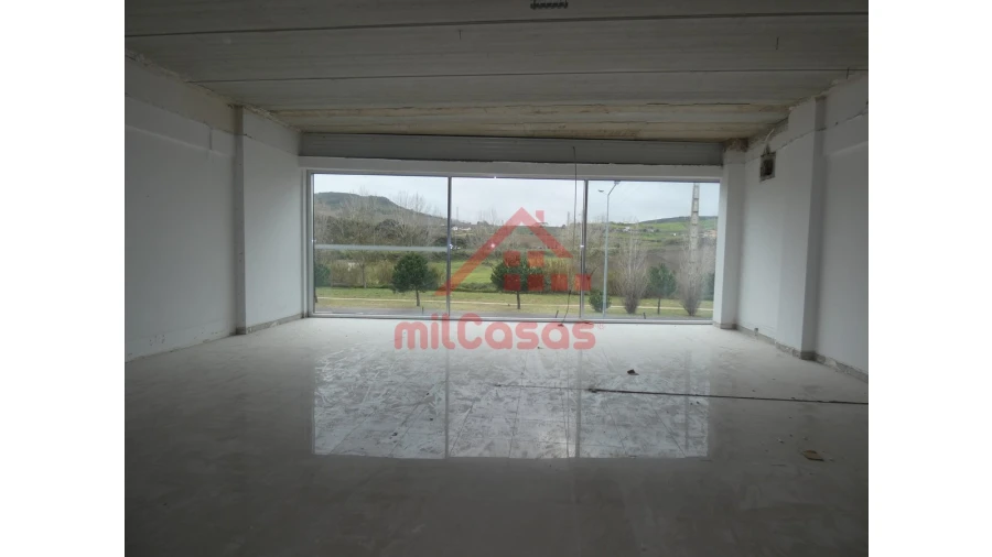 Loja para Arrendamento em Santa Maria, São Pedro e Matacães Foto 2