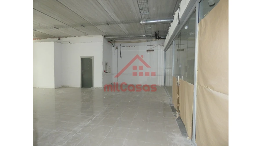 Loja para Arrendamento em Santa Maria, São Pedro e Matacães Foto 4