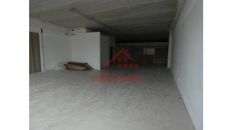 Loja para Arrendamento em Santa Maria, São Pedro e Matacães Foto 12