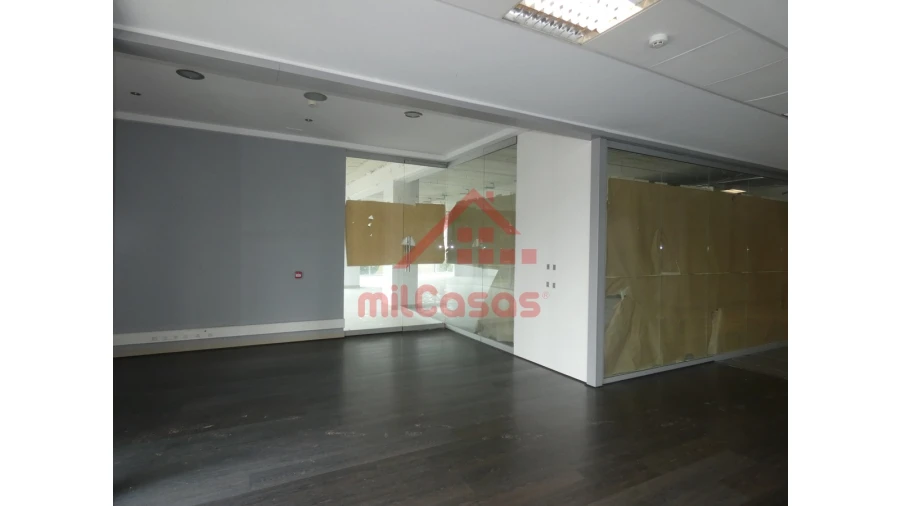 Loja para Arrendamento em Santa Maria, São Pedro e Matacães Foto 15