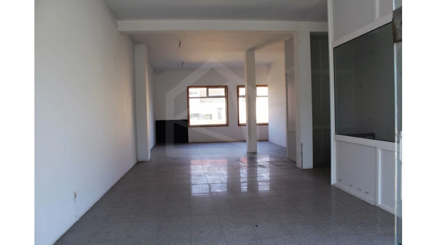 Loja para Venda em Santa Maria da Feira, Travanca, Sanfins e Espargo Foto 2