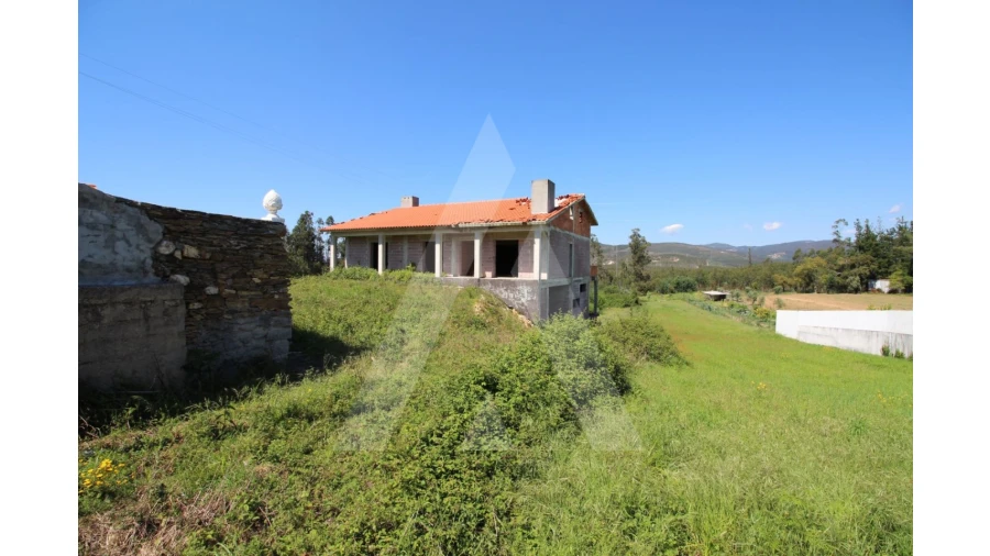 Moradia T3 para Venda em Préstimo e Macieira de Alcoba Foto 2