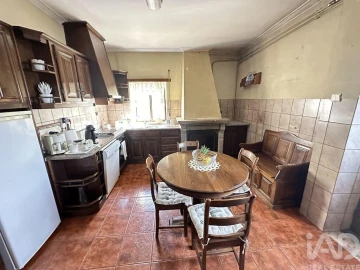 Moradia T8 para Venda em Vila Cortes da Serra