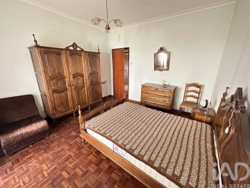 Moradia T8 para Venda em Vila Cortes da Serra