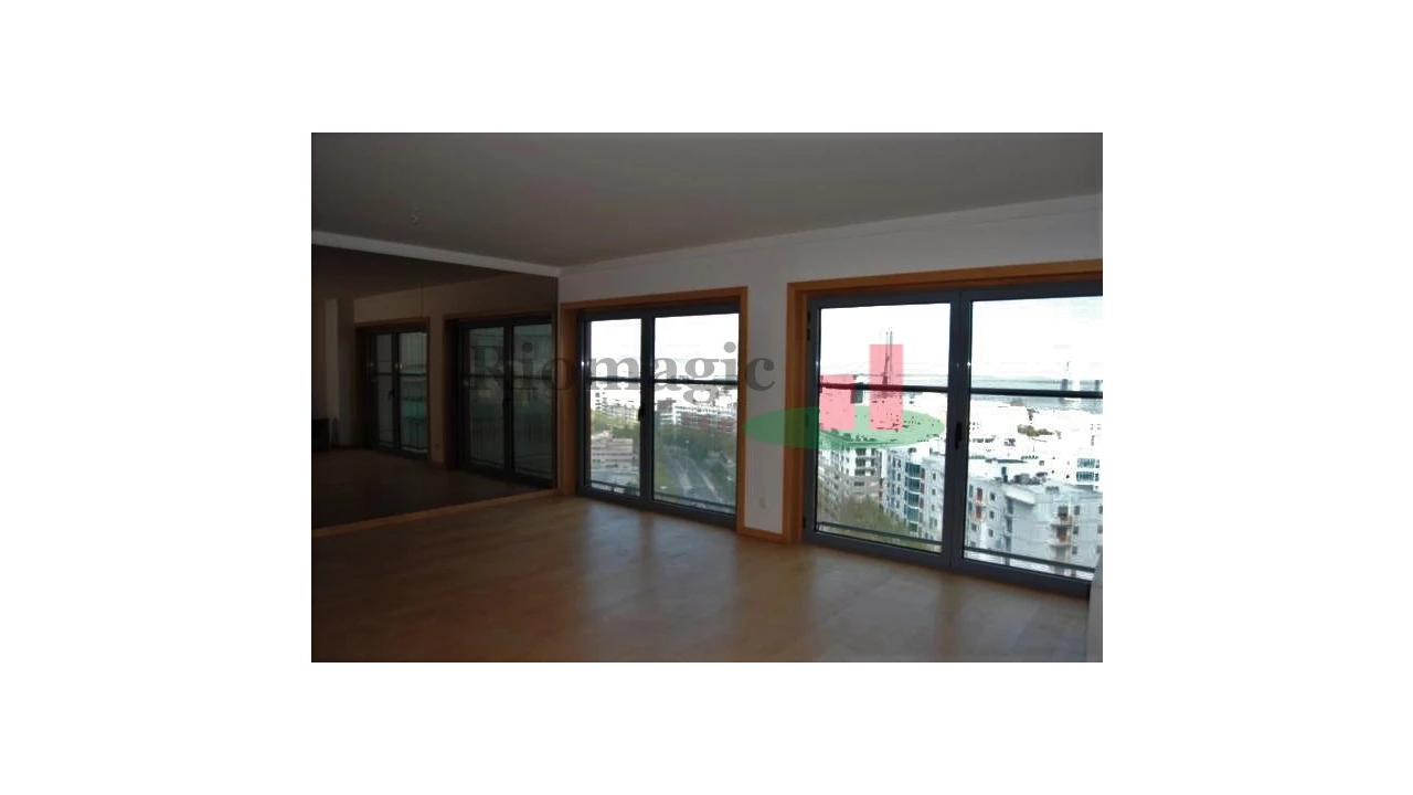 Apartamento T3 para Venda em Parque das Nações Foto 4
