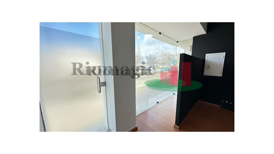 Loja para Arrendamento em Rio Maior Foto 4