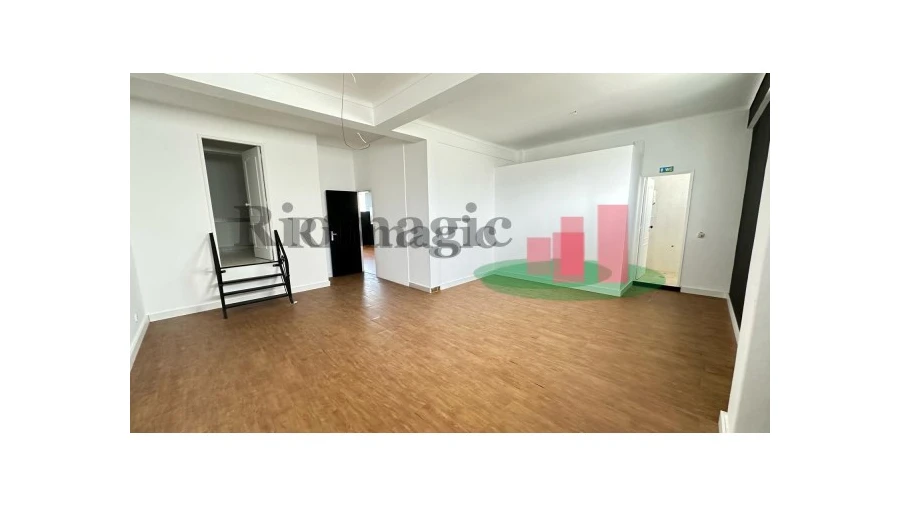 Loja para Arrendamento em Rio Maior Foto 8