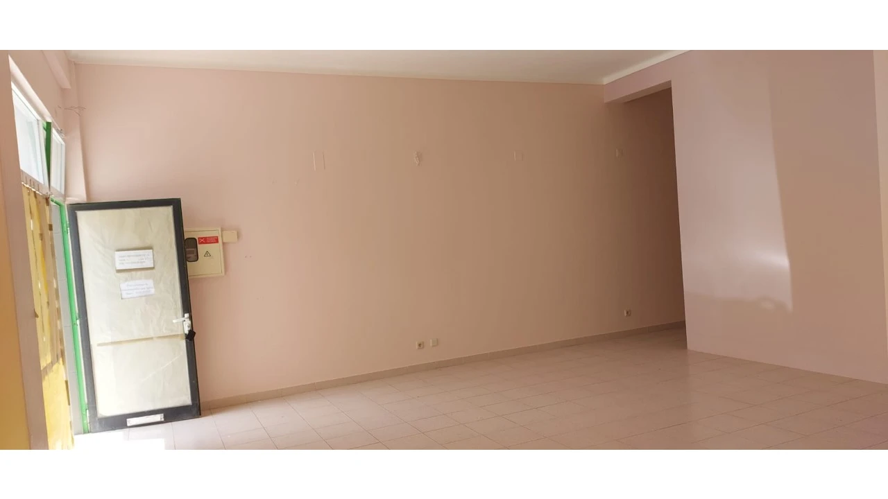 Loja para Venda em Vieira de Leiria Foto 3