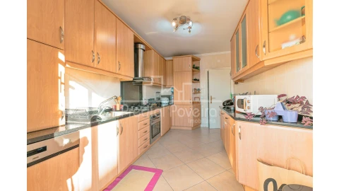 Apartamento T4 para Venda em Aver-O-Mar, Amorim e Terroso