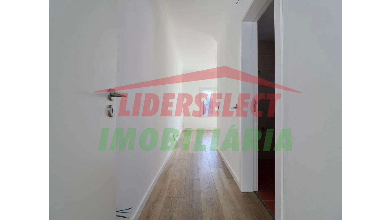 Moradia T4 para Venda em Silveira Foto 23
