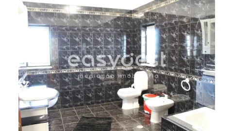 Moradia T6 para Venda em São João de Lourosa