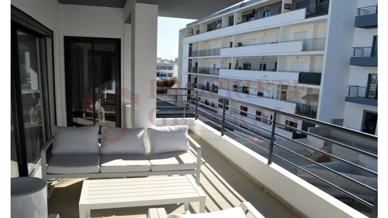 Apartamento T1 para Venda em Quelfes Foto 6