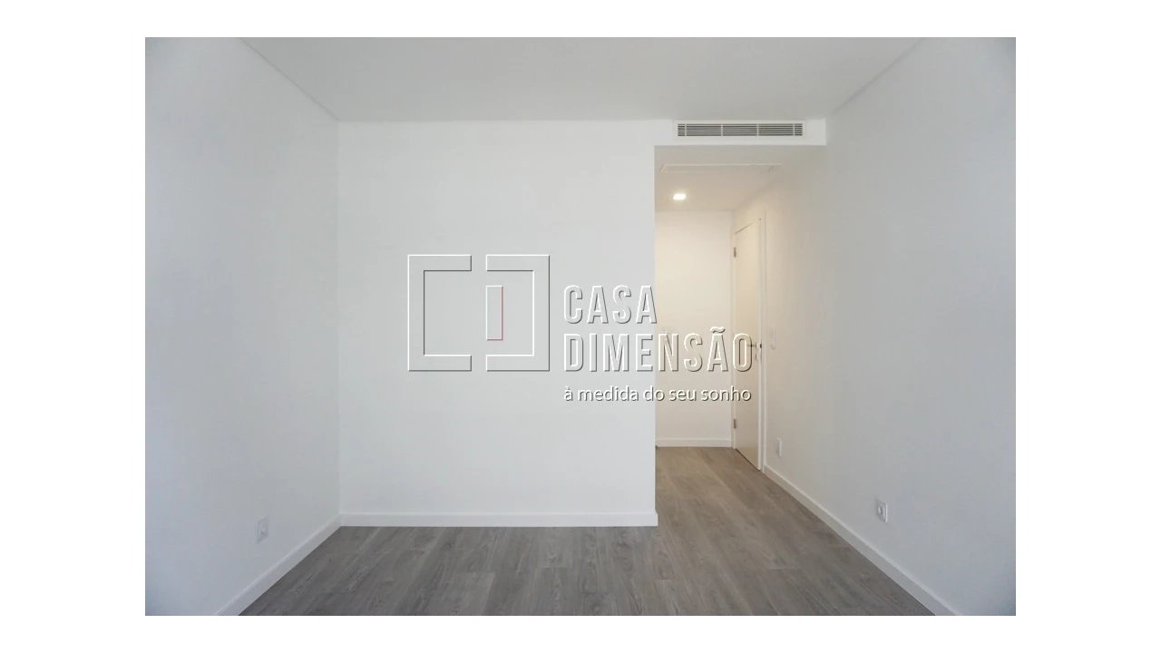 Apartamento T3 para Venda em Porto Salvo Foto 49