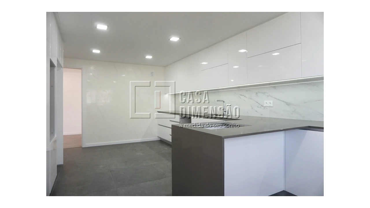 Apartamento T2 para Venda em Porto Salvo Foto 22