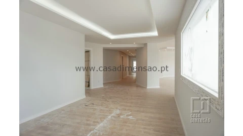 Apartamento T4 para Venda em Carnaxide e Queijas
