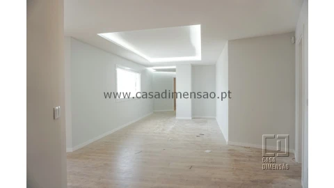 Apartamento T4 para Venda em Carnaxide e Queijas