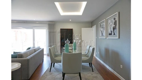 Apartamento T4 para Venda em Oeiras e São Julião da Barra, Paço de Arcos e Caxias