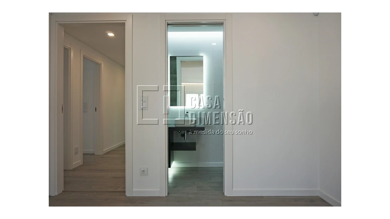 Apartamento T4 para Venda em Porto Salvo Foto 6
