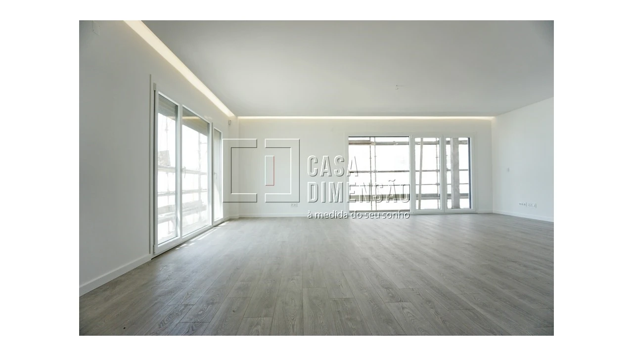 Apartamento T4 para Venda em Porto Salvo Foto 9