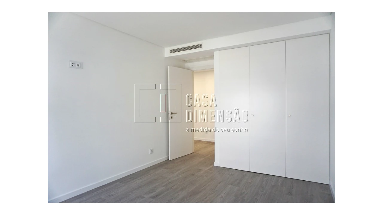 Apartamento T4 para Venda em Porto Salvo Foto 34