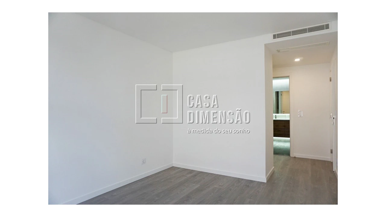 Apartamento T4 para Venda em Porto Salvo Foto 48