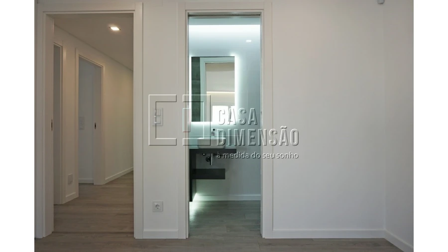 Apartamento T4 para Venda em Porto Salvo Foto 6