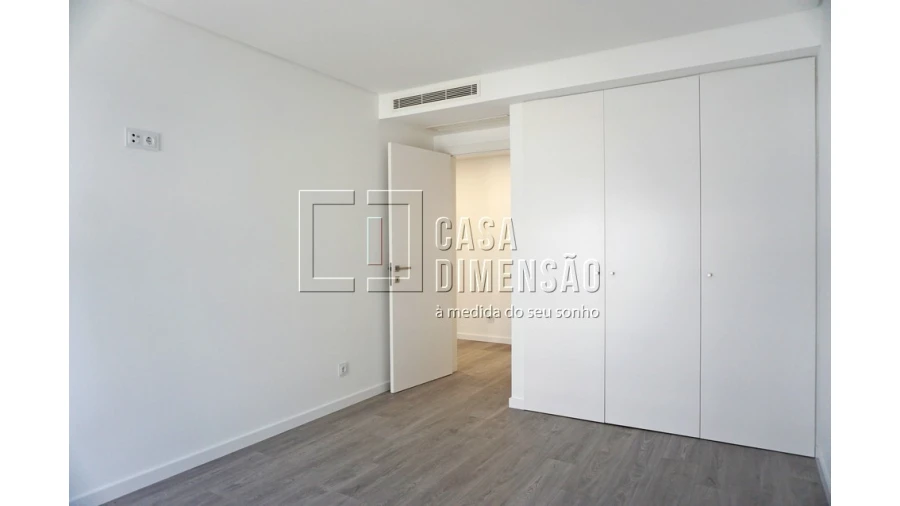 Apartamento T4 para Venda em Porto Salvo Foto 34