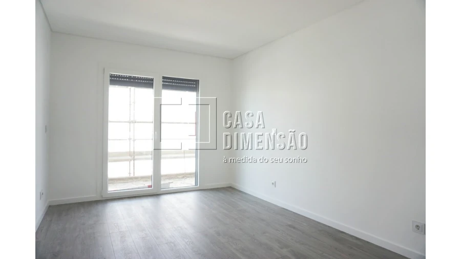 Apartamento T4 para Venda em Porto Salvo Foto 35