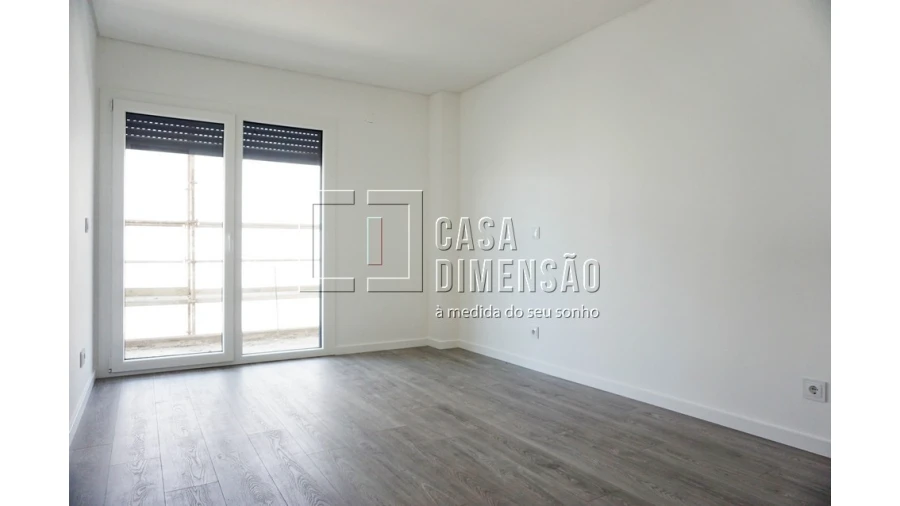 Apartamento T4 para Venda em Porto Salvo Foto 47